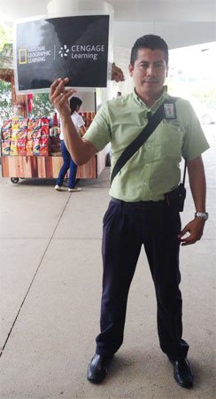 Nuestros representantes en Cancun Transfers te damos la bienvenida